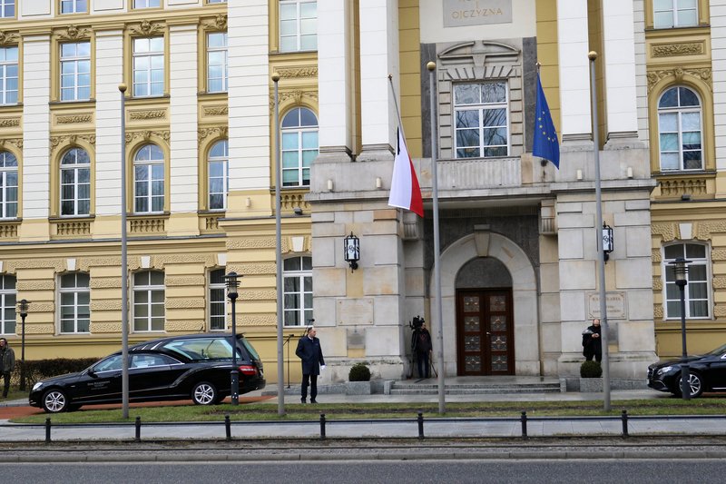 Do próby samospalenia doszło pod budynkiem KPRM.