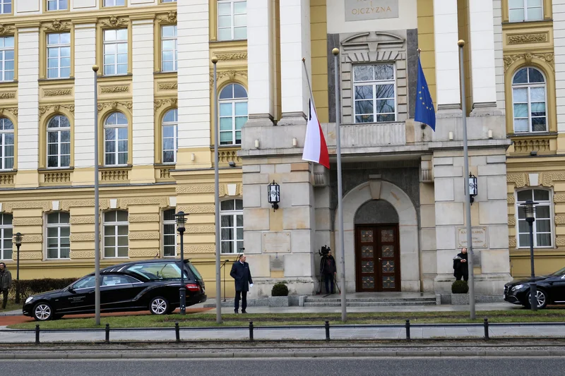 Do próby samospalenia doszło pod budynkiem KPRM.