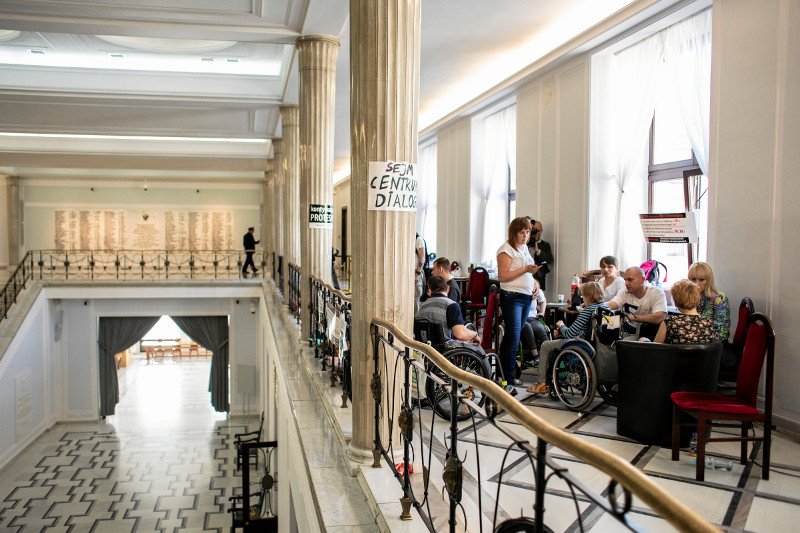 Od środy trwają protesty w Sejmie mające na celu zmienienie sytuacji związanej m.in. ze świadczeniem socjalnym dla dzieci niepełnosprawnych.