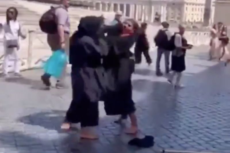 Bójkę nagrali przechodnie.