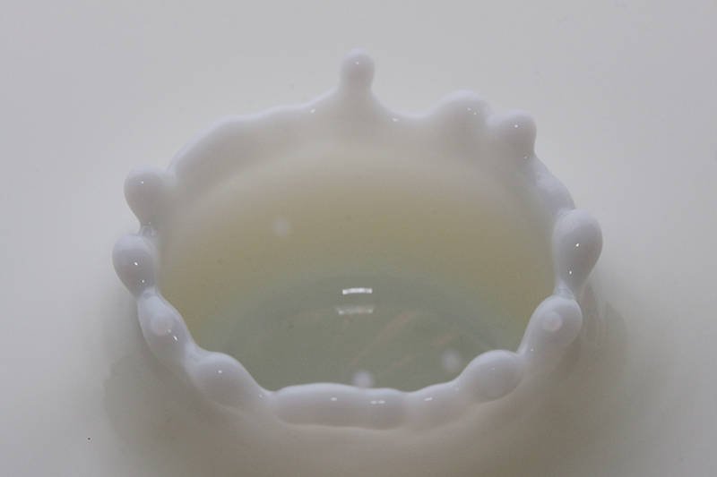 Mleko krowie pod warunkiem, że dobrej jakości i że je trawisz, może być bogatym źródłem łatwo przyswajalnego wapnia i witamin z grupy B