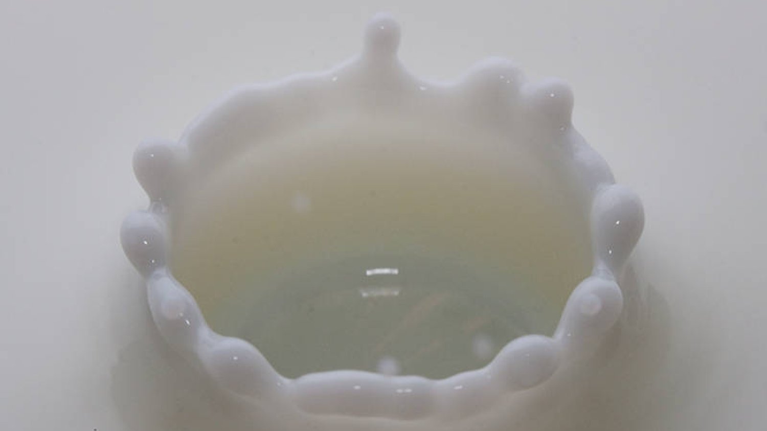 Mleko krowie pod warunkiem, że dobrej jakości i że je trawisz, może być bogatym źródłem łatwo przyswajalnego wapnia i witamin z grupy B