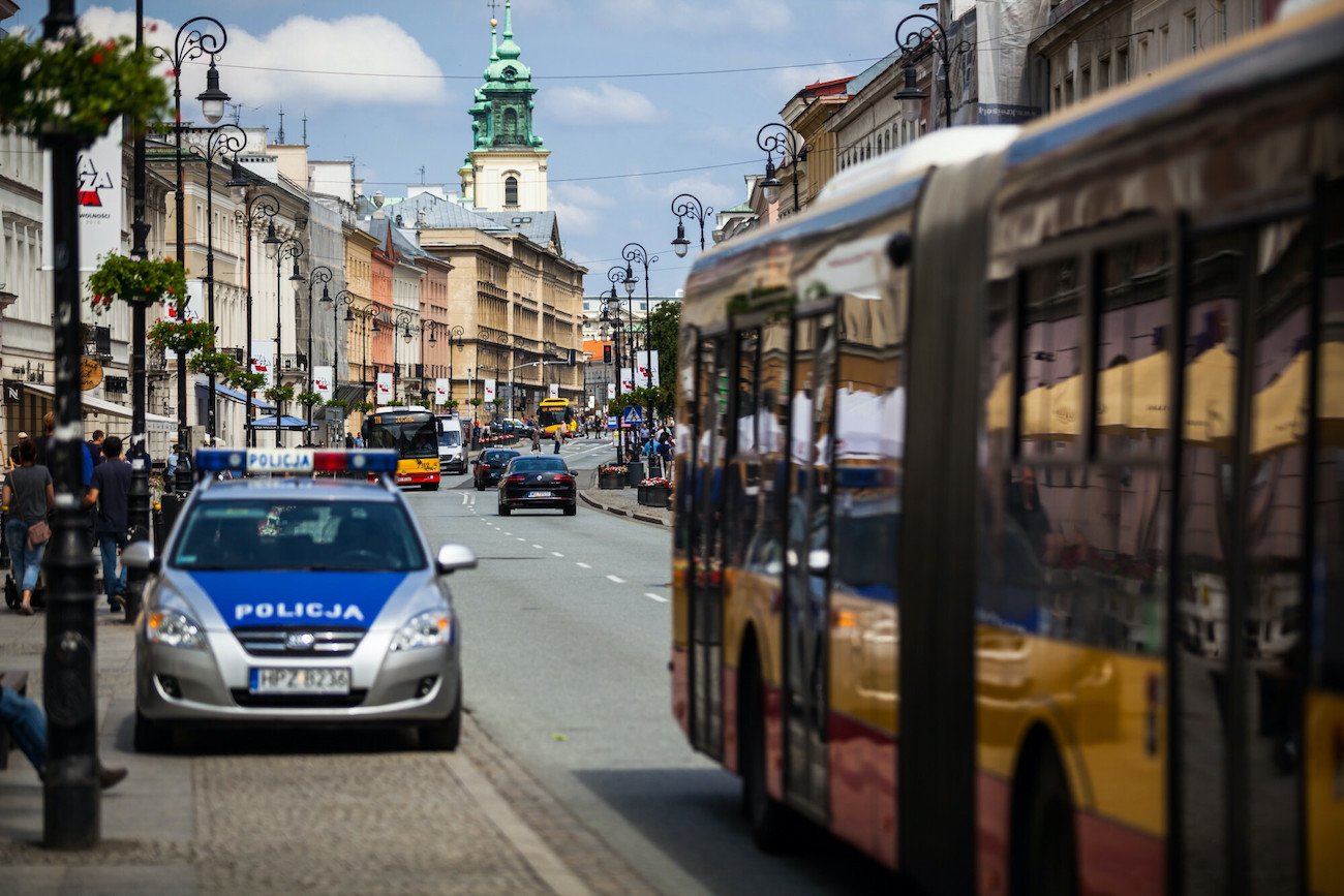 Kobieta zaatakowała przechodniów w centrum Warszawy.