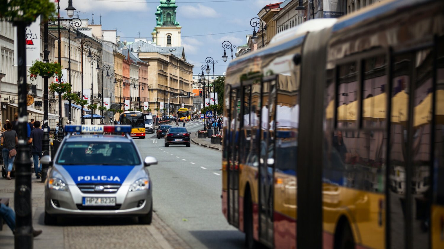 Kobieta zaatakowała przechodniów w centrum Warszawy.