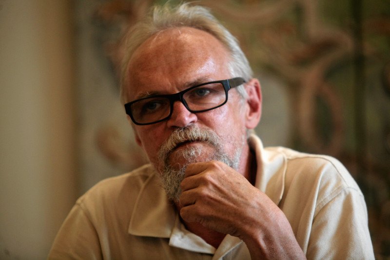 Paweł Kasprzak, jeden z liderów Obywateli RP, ogłosił przeniesienie kontrmiesięcznicy w inne miejsce. Powód? Samopodpalenie Piotra S. w proteście wobec PiS.