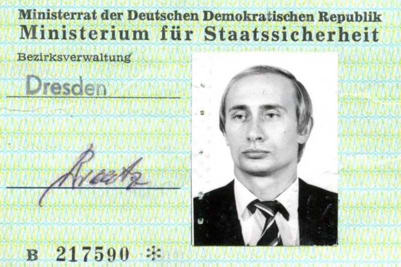Legitymacja służbowa NRD-owskiej Stasi wystawiona na nazwisko Władimira Putina.