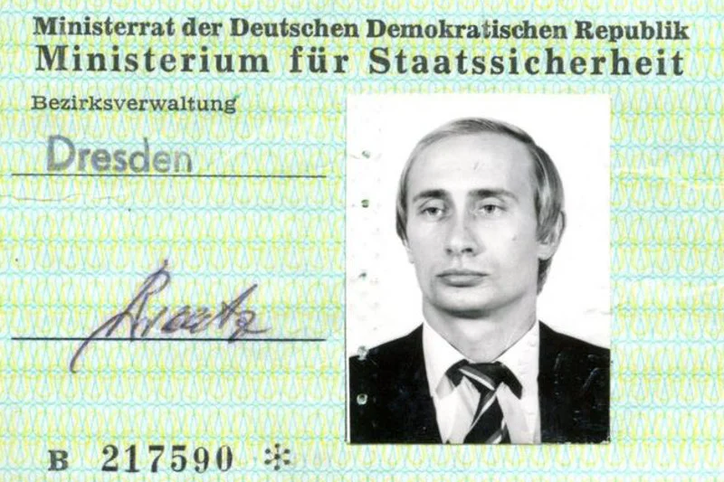 Legitymacja służbowa NRD-owskiej Stasi wystawiona na nazwisko Władimira Putina.