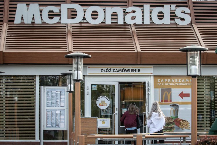 Ostrowiec Świętokrzyski: wypadek w McDonald's. Regał przygniótł kobietę, 31-latka nie żyje.