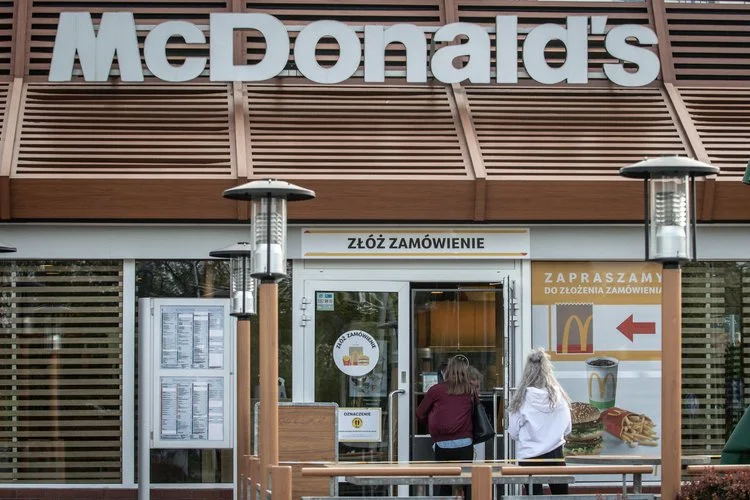 Ostrowiec Świętokrzyski: wypadek w McDonald's. Regał przygniótł kobietę, 31-latka nie żyje.