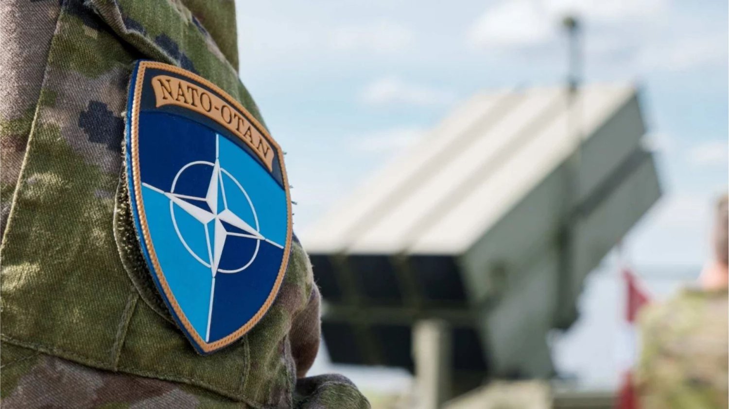 Słowenia opuści NATO? Zapowiedź referendum budzi spore kontrowersje Flaga NATO, żołnierze