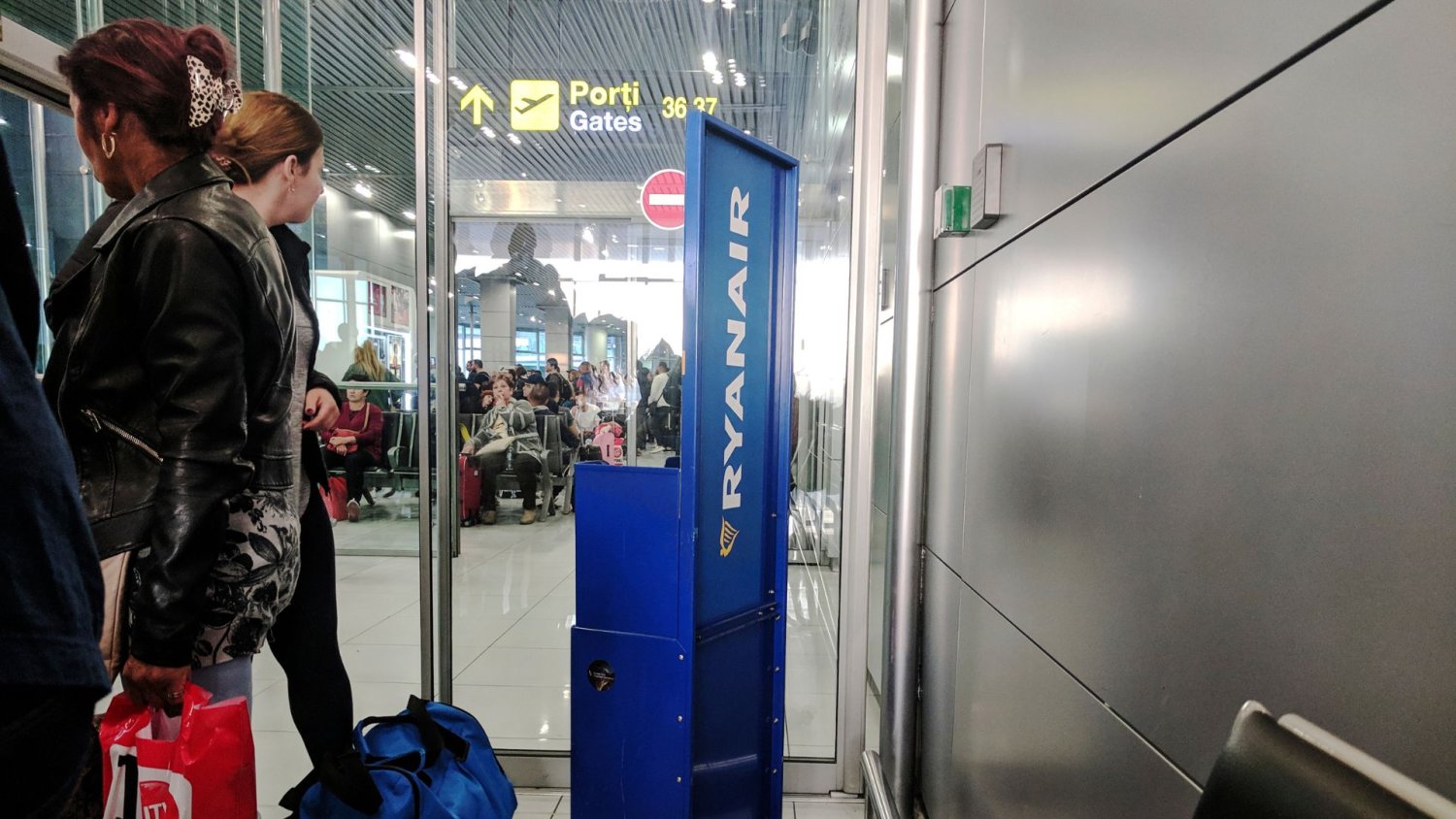 Brutalny atak na pracownika Rynaira. Wszystko przez bagaż podręczny