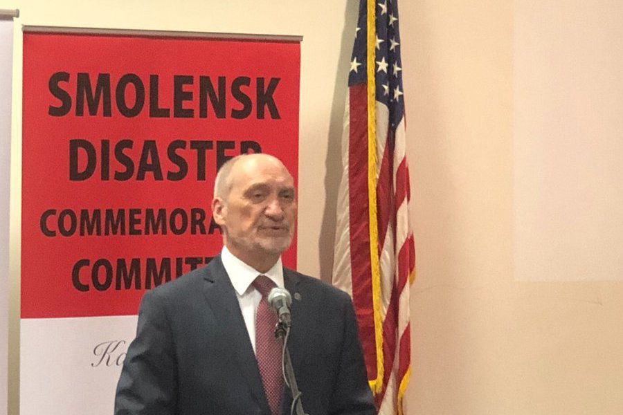 Poseł PiS Antoni Macierewicz opowiada Polonii w Chicago o raporcie smoleńskim