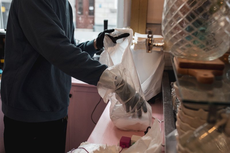 Policjant przyjmował łapówki w formie obiadów.