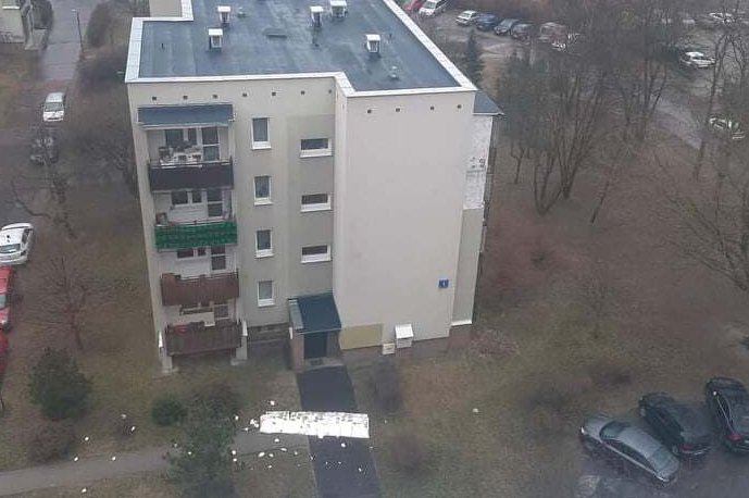 Silny wiatr zerwał elewację z bloku na Bemowie.