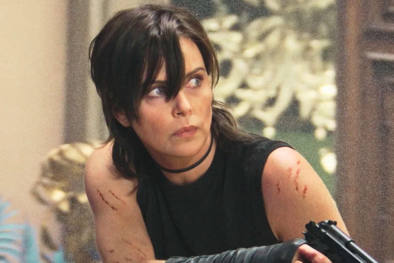 Polski aktor zagrał w filmie z Charlize Theron. "The Old Guard 2" podbija właśnie Netfliksa Kamil Nożyński w "The Old Guard 2". Polski aktor zagrał z Charlize Theron