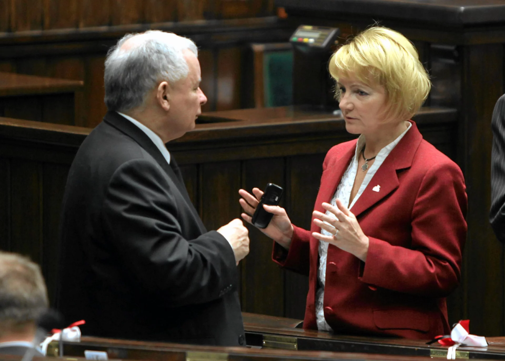 Jolanta Szczypińska w rozmowie z Jarosławem Kaczyńskim w przerwie obrad Sejmu w listopadzie 2010 r.