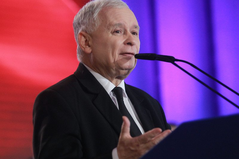 Czy jest na sali tłumacz? Jarosław Kaczyński znów powiedział coś, czym zadziwił wielu słuchaczy. Tym razem chodzi o raczej rzadko używane słowo "skomprymować". Na zdjęciu prezes PiS na konwencji Solidarnej Polski.