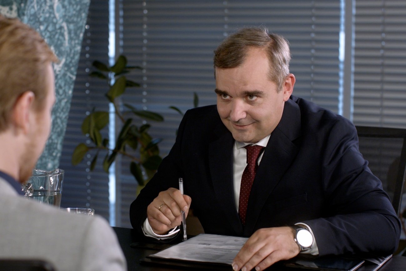 "Backdoor – wyjście awaryjne" to polska adaptacja brazylijskich skeczy grupy „Porta Dos Fundos”. Premierowe odcinki serialu komediowego, w którym główną rolę zagrał Paweł Koślik, emitowane są, w każdy poniedziałek o godz. 22:00 na antenie Comedy Central