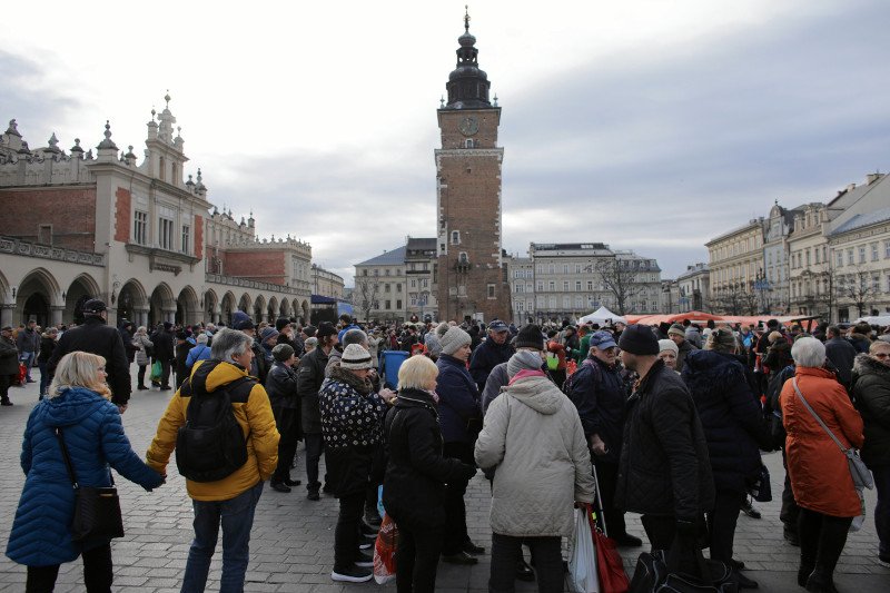 Wigilia dla potrzebujących na krakowskim Rynku. Pierwszy raz nie przyszedł przedstawiciel Kurii.