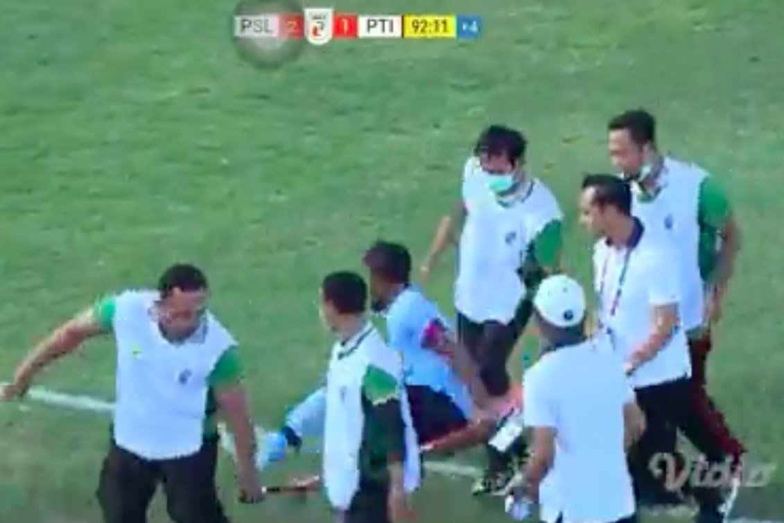 Cudowne ozdrowienie w trakcie meczu. Symulant uciekł z noszy i chciał dalej grać w piłkę