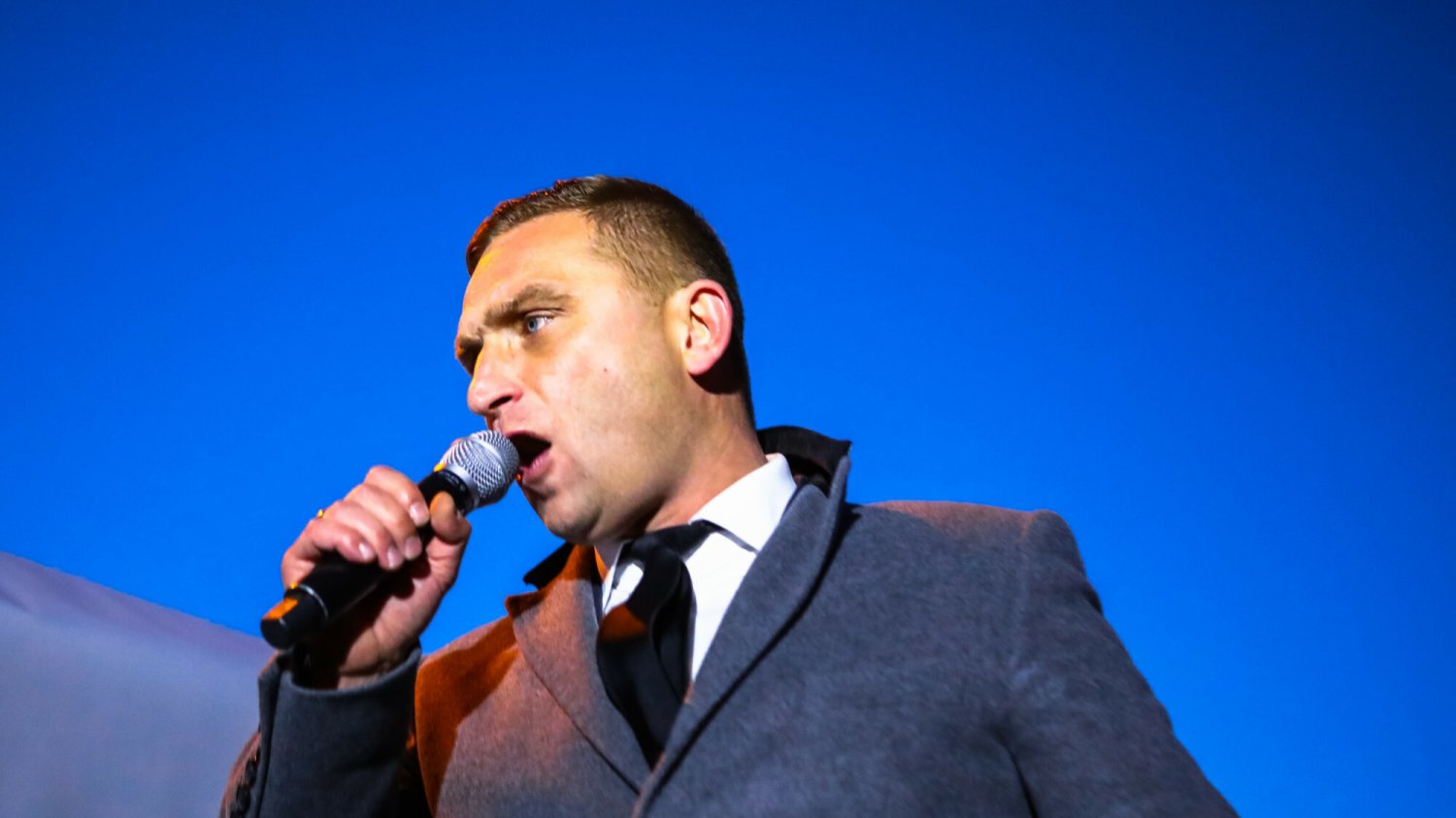 Robert Bąkiewicz, który zagłuszał Wandę Traczyk-Stawską, miał dostać gigantyczne wsparcie od rządu PiS.