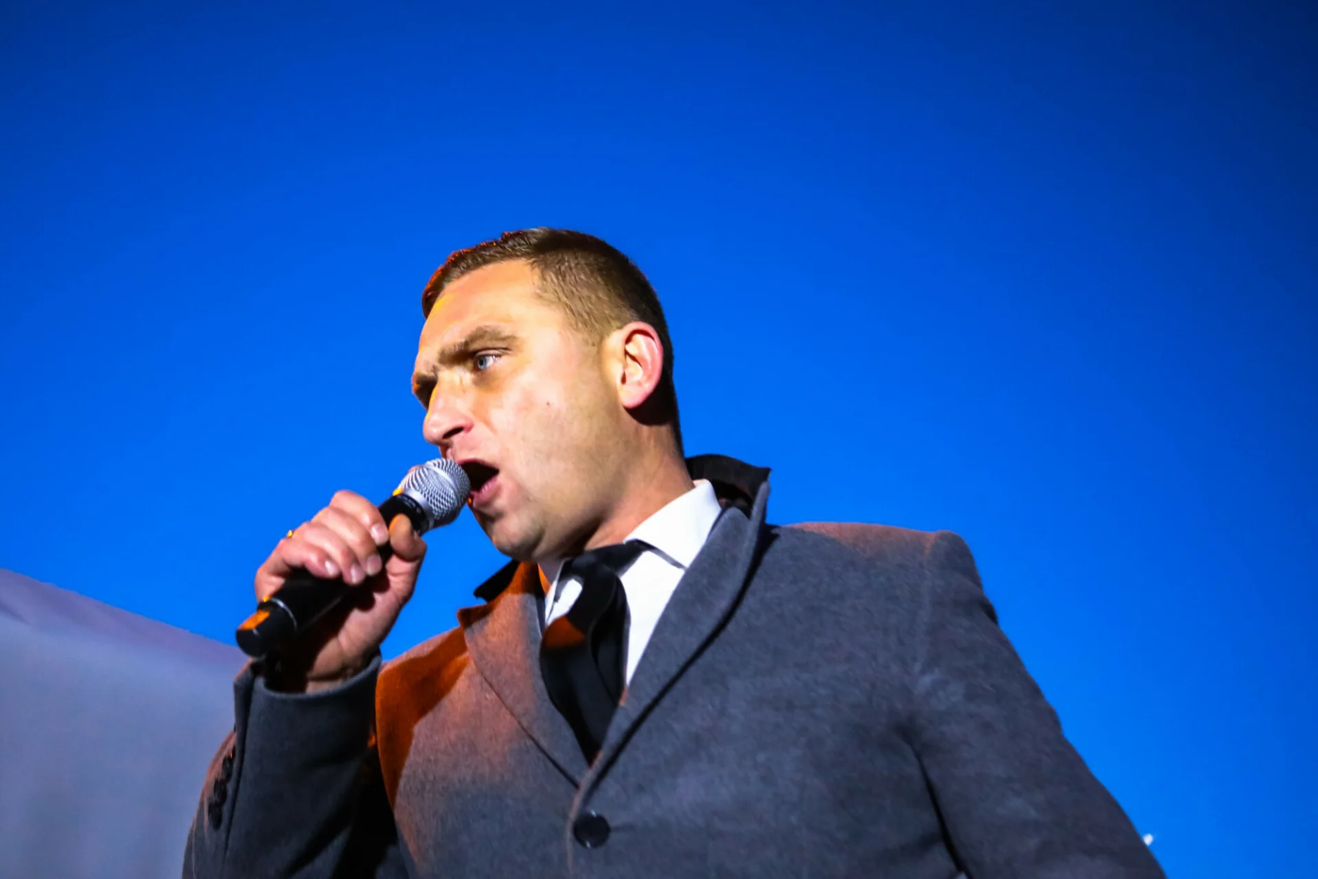 Robert Bąkiewicz, który zagłuszał Wandę Traczyk-Stawską, miał dostać gigantyczne wsparcie od rządu PiS.