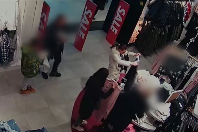 Która z pań na zdjęciu kradnie portfel?