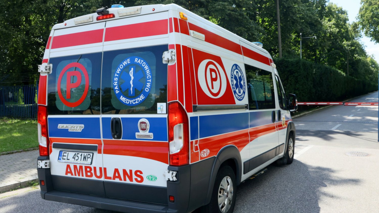 Tragedia w Pruszkowie, nie żyje 88-latek, który zasłabł w szambie