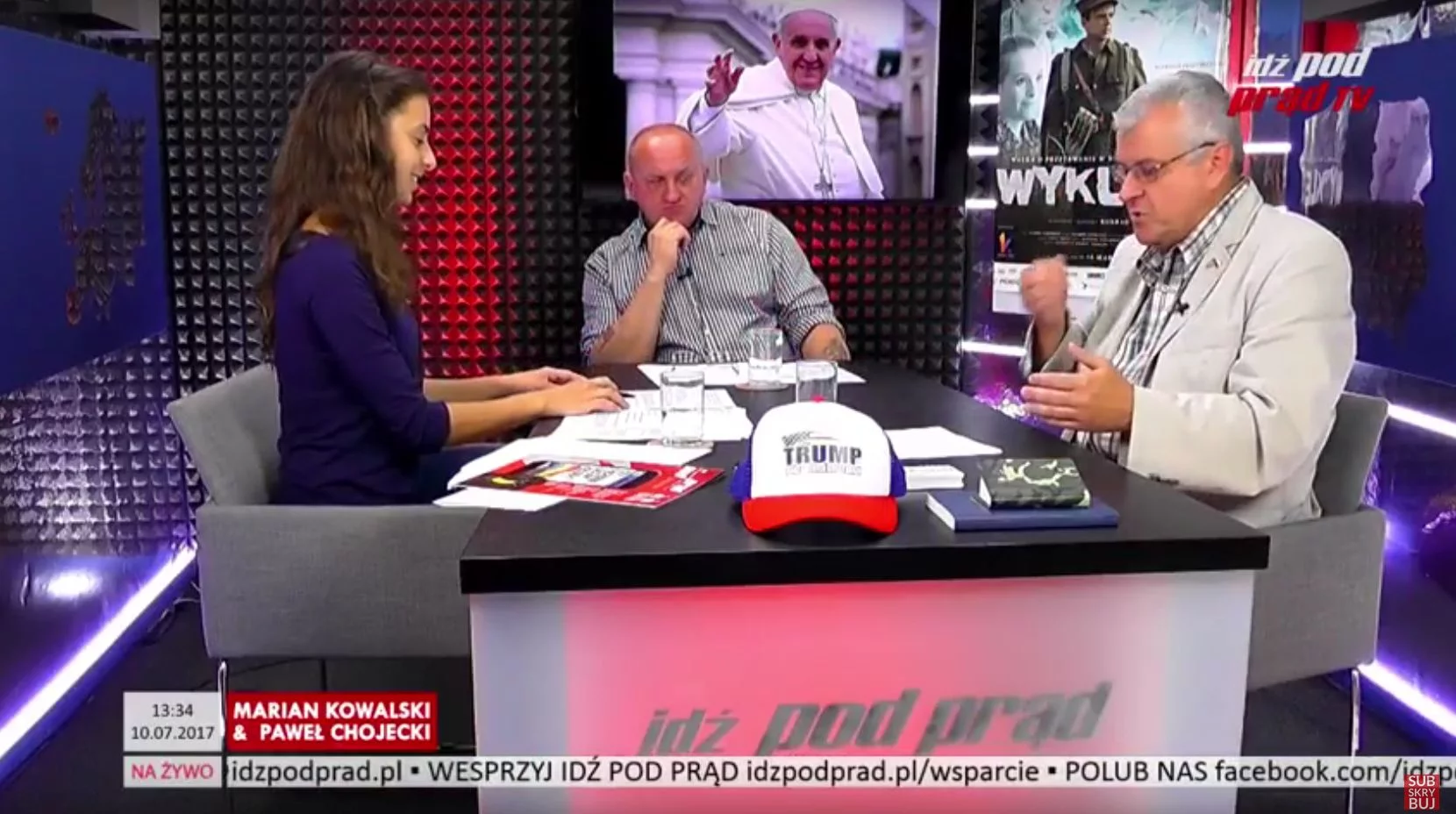 Czapeczka z napisem "Trump" na pierwszym planie. Nieprzypadkowo!