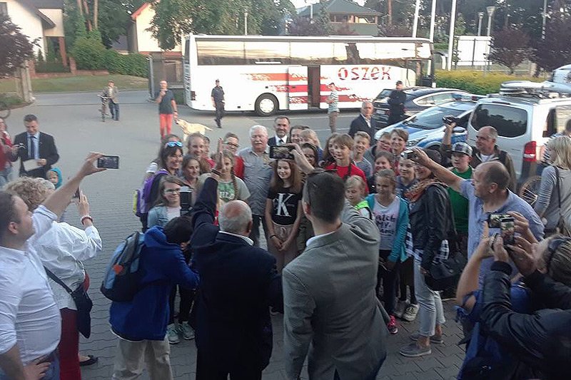 Lech Wałęsa opuścił protestujących i wyjechał na ważne spotkanie z mieszkańcami Puław.