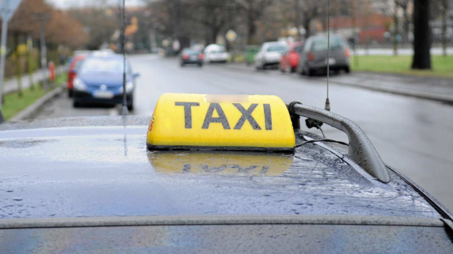Szef związku taksówkarzy przestrzega przed Uberem: Klienci będą przez lata ciągani po sądach