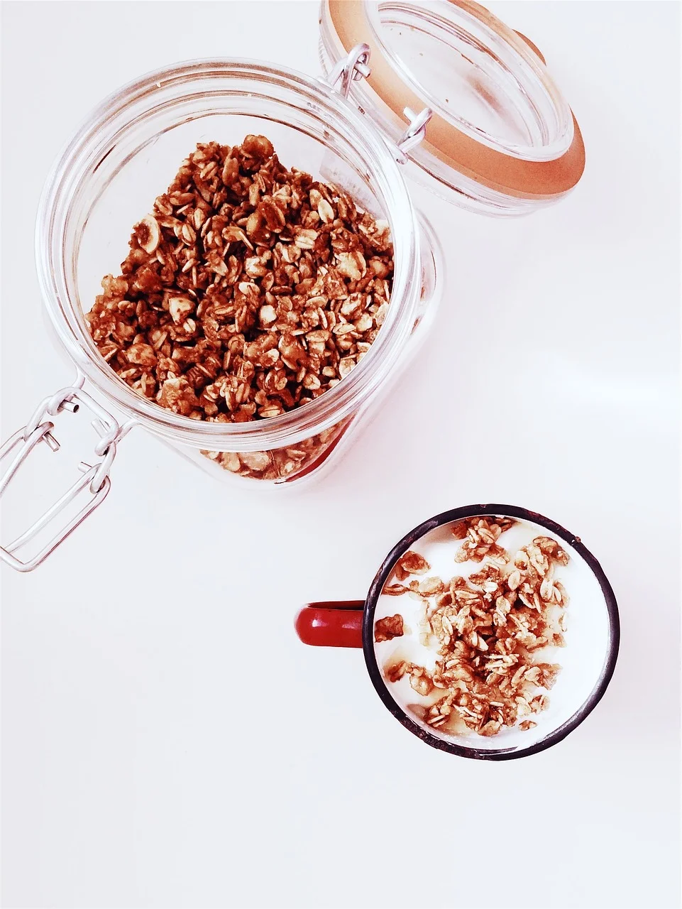 Granola z nasionami chia i kaszą gryczaną zaspokoi wasz apetyt na słodycze i wzmocni florę jelitową.