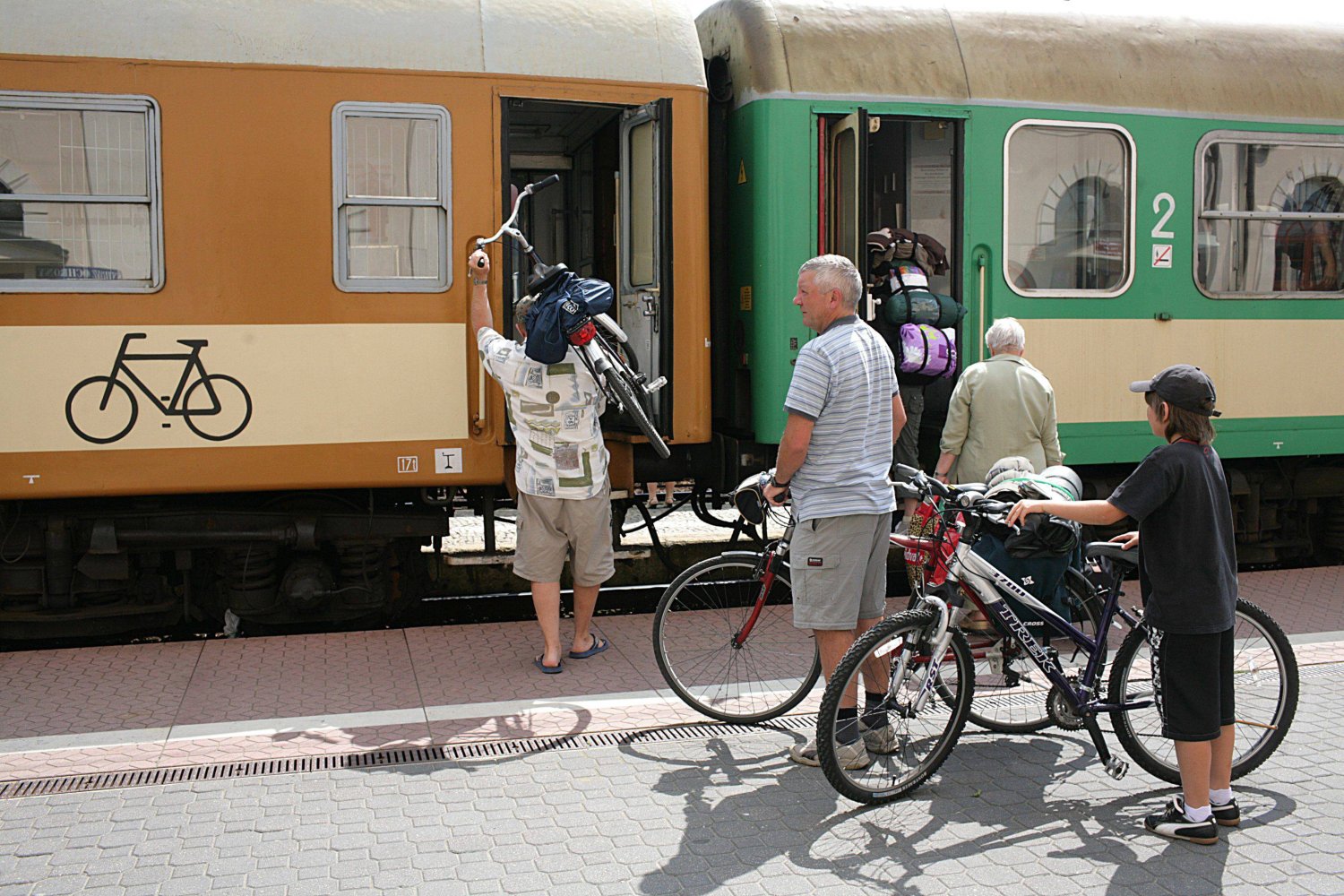 PKP przypomina: rowerem zdrowiej! Z okazji Dnia Rowerowego Pasażera, bo ten jest przecież jakąś okazją, pociągi bronią się przed cyklistami
