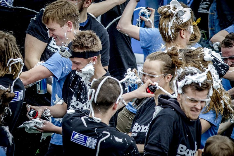 Próba pobicia rekordu Guinnessa w bitwie na pianki do golenia ściągnęła na Krakowskie Przedmieście tłum studentów