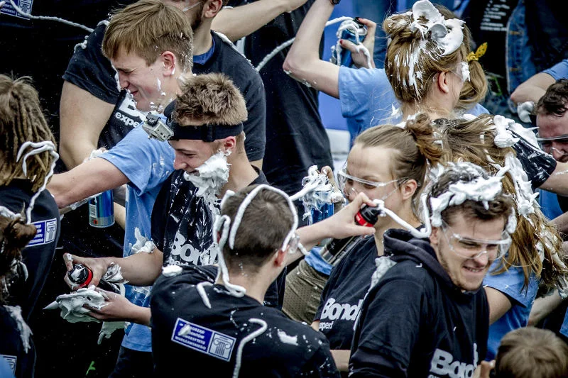 Próba pobicia rekordu Guinnessa w bitwie na pianki do golenia ściągnęła na Krakowskie Przedmieście tłum studentów