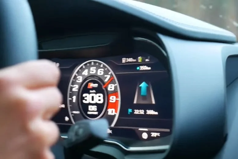 Youtuber Kruszwil nagrał, jak jedzie w Polsce z prędkością ponad 300 km/h. Chciał ukryć ten plan, ale szybko został namierzony.