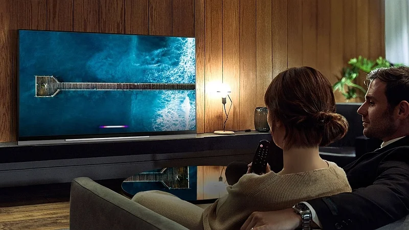 W najnowszych modelach LG OLED widz może zarządzać funkcjami telewizora poprzez wbudowaną w pilota obsługę głosową