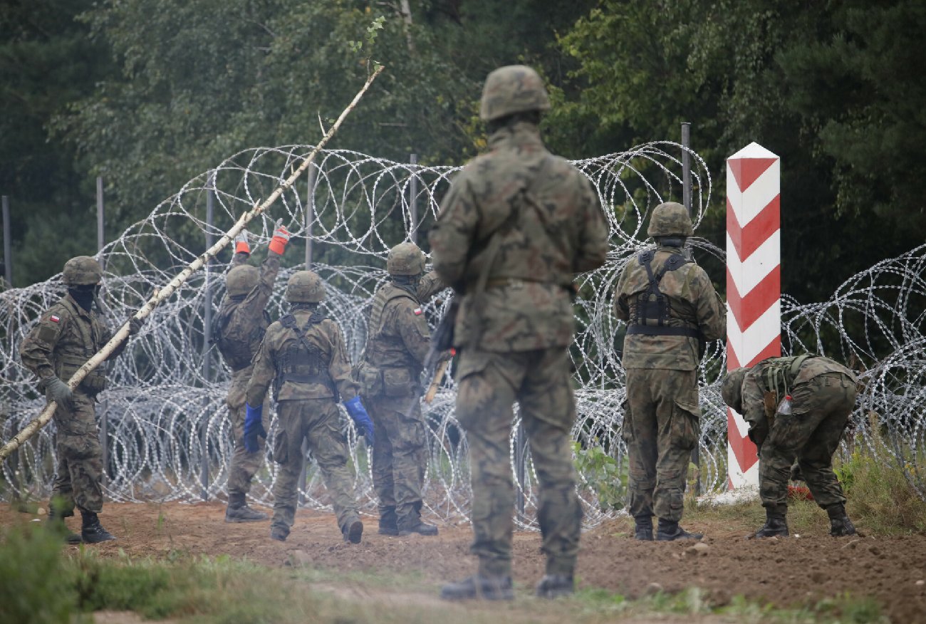 Kuźnica. Migranci próbują forosować granicę