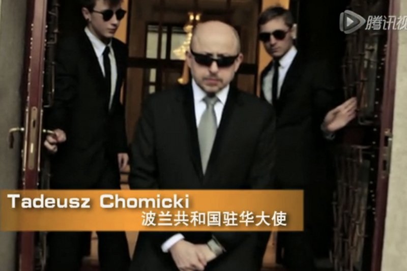 Ambasador Tadeusz Chomicki z filmiku wzorowanym na Gangnam Style