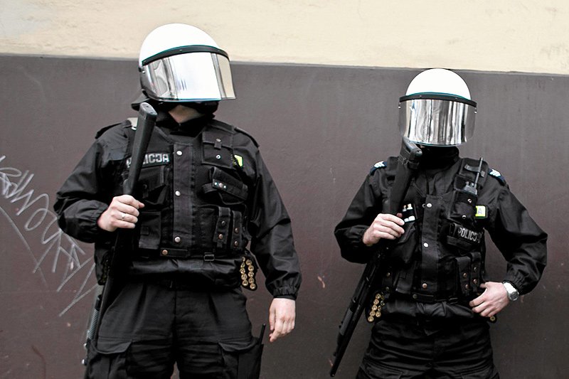 Policjanci i prokuratorzy słono płacą za to, że wciągnięto ich do gry politycznej.