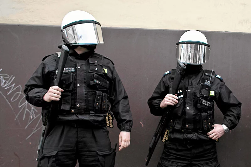 Policjanci i prokuratorzy słono płacą za to, że wciągnięto ich do gry politycznej.