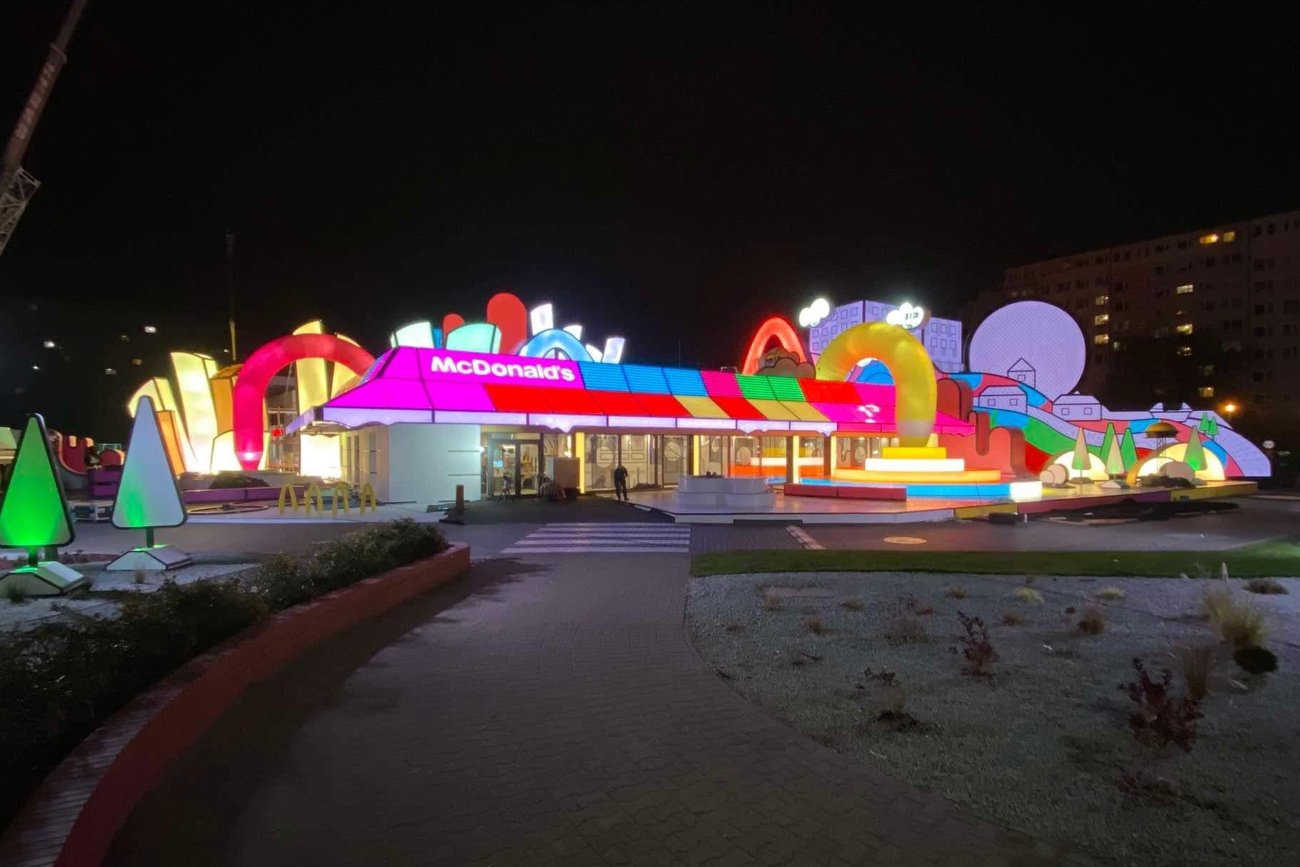 Mieszkańcy krytykują nowy McDonald's we Wrocławiu. Światła wpadają im do domów.