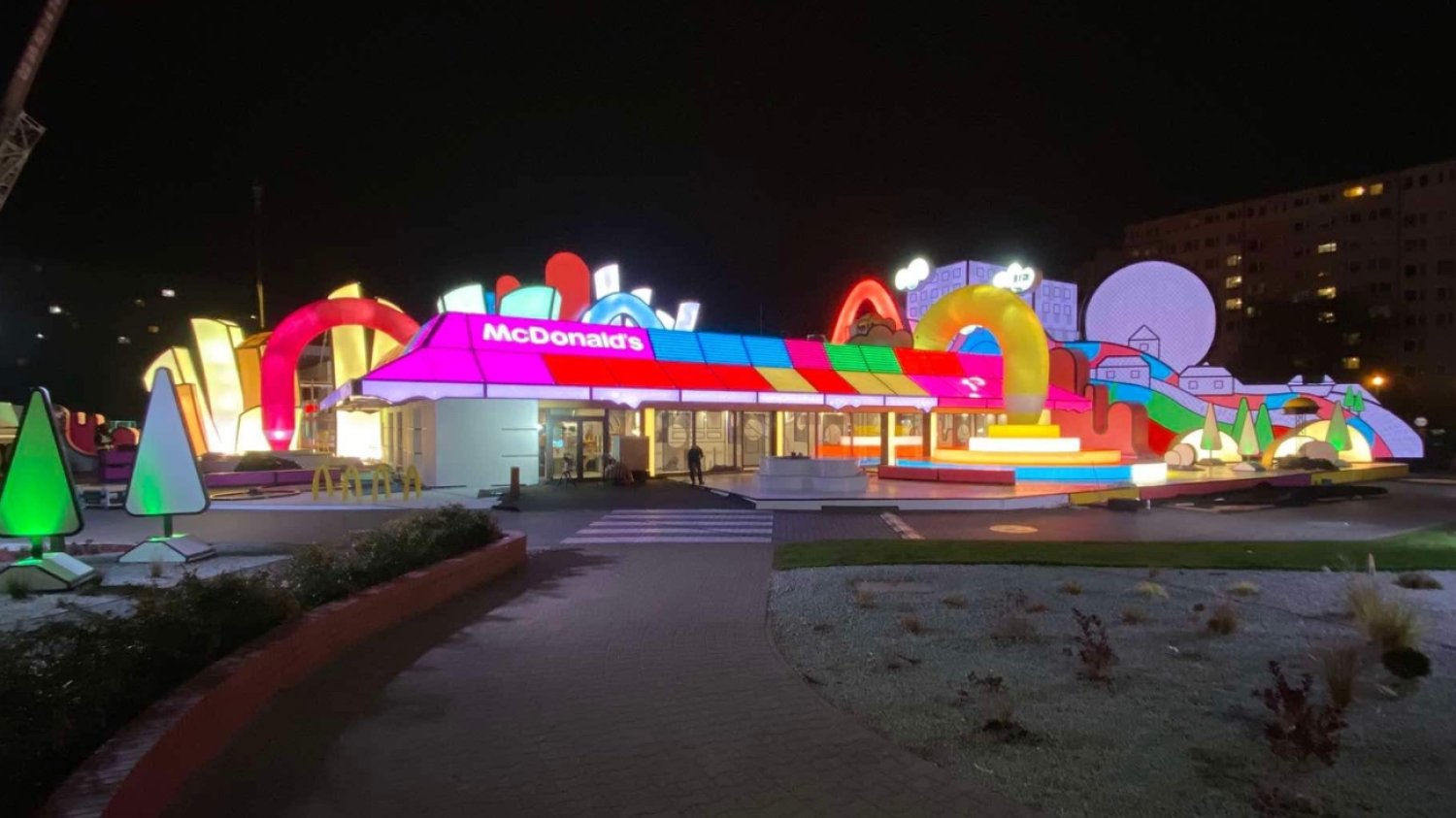 Mieszkańcy krytykują nowy McDonald's we Wrocławiu. Światła wpadają im do domów. Mieszkańcy krytykują nowy McDonald's we Wrocławiu. Światła wpadają im do domów.