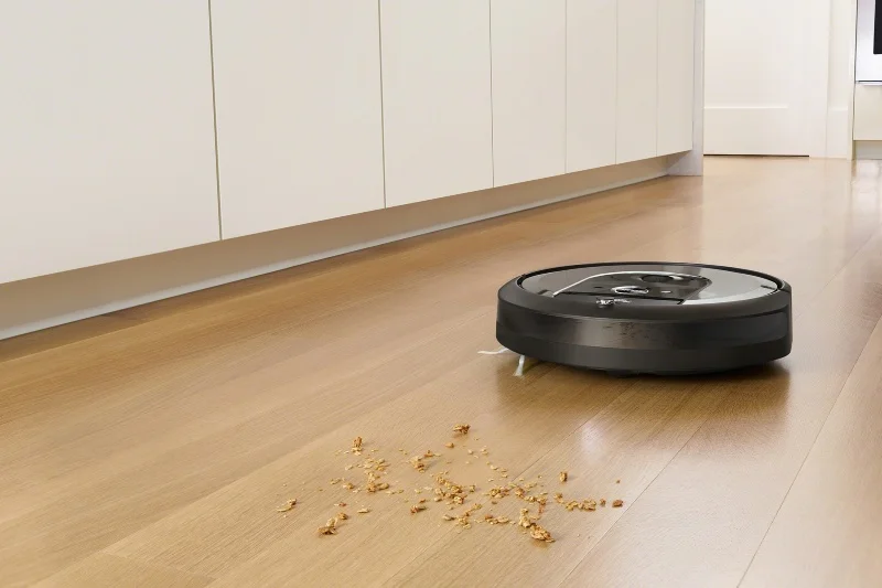 Robot Roomba i7 posiłkuje się 3-stopniowym systemem sprzątania AeroForce
