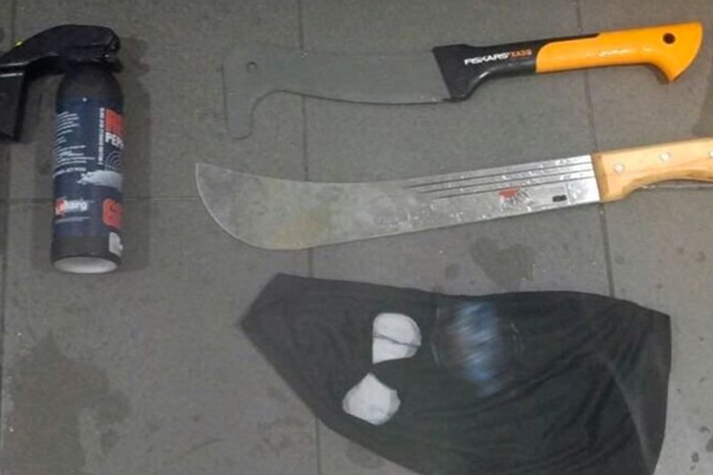 Przez Europę przetacza się fala zamachu dokonanych przez nożowników, tymczasem taki sprzęt nosili nasi... kibole ze Śląska. Policjanci pokazali arsenał stadionowych chuliganów.