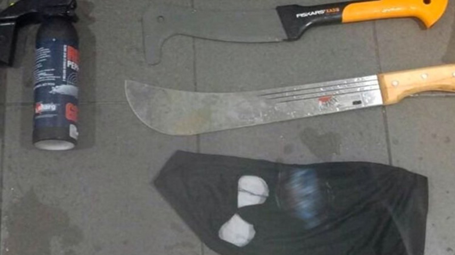 Przez Europę przetacza się fala zamachu dokonanych przez nożowników, tymczasem taki sprzęt nosili nasi... kibole ze Śląska. Policjanci pokazali arsenał stadionowych chuliganów.