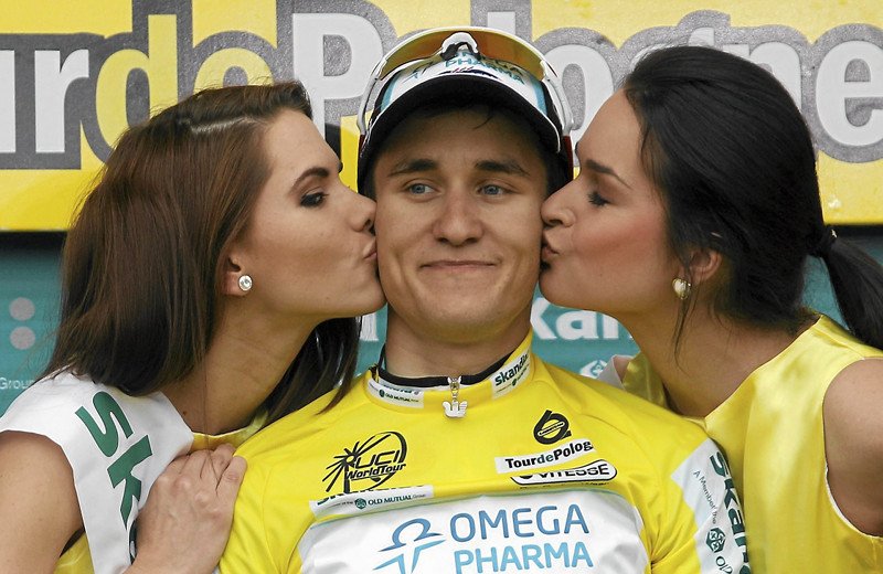 Musimy się przyzwyczaić do widoku dekorowania Michała Kwiatkowskiego na metach wyścigu.