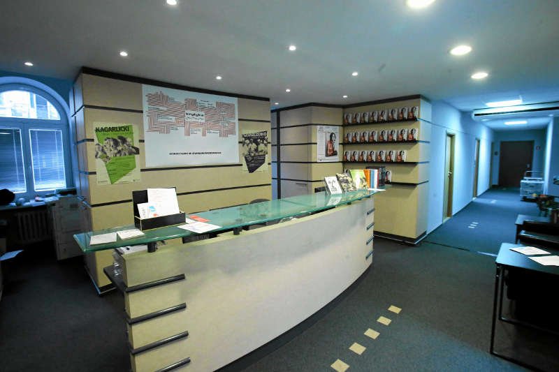 Nieznani napastnicy wrzucili do nowej siedziby Krytyki Politycznej granaty dymne. Na zdjęciu nowy lokal Krytyki przy ul. Foksal