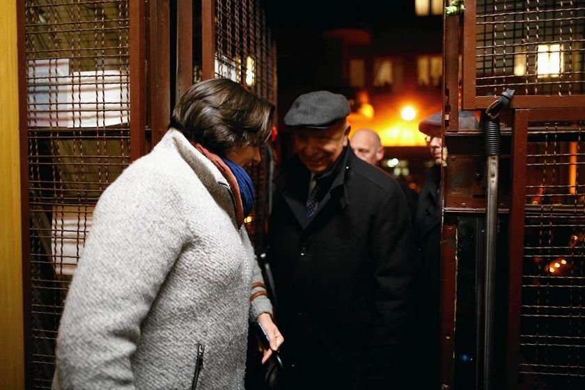 Profezor Chazan nie został najmilej powitany przed budynkiem kina