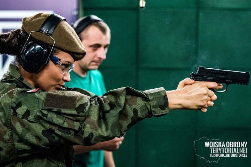 Instruktor powinien zacząć szkolenie od nauki prawidłowego trzymania pistoletu.